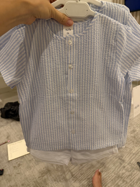 Camisa Celeste Rayas y Short Blanco